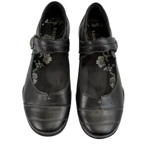 Taos Women’s Mary Janes. Size 7.5